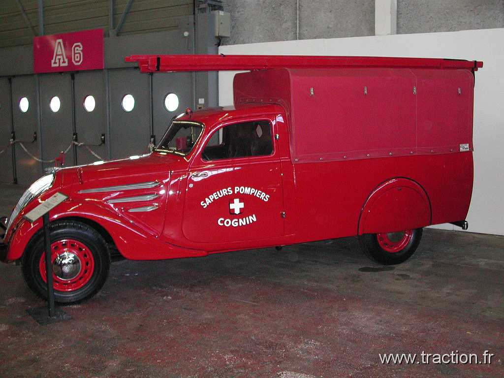 2002-10-27 Lyon 022.jpg - 27/10/2002 - 69000 LYON 24me Salon POQU'AUTO - Hall 01Muse des Sapeurs Pompiers de LyonPEUGEOT 402 - 1936 - Sapeurs Pompiers de COGNIN (73160)